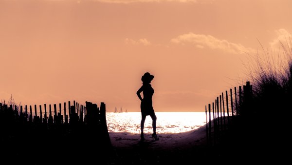 Женский силуэт на фоне моря