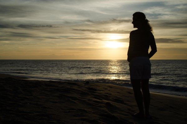 Силуэт женщины на берегу моря