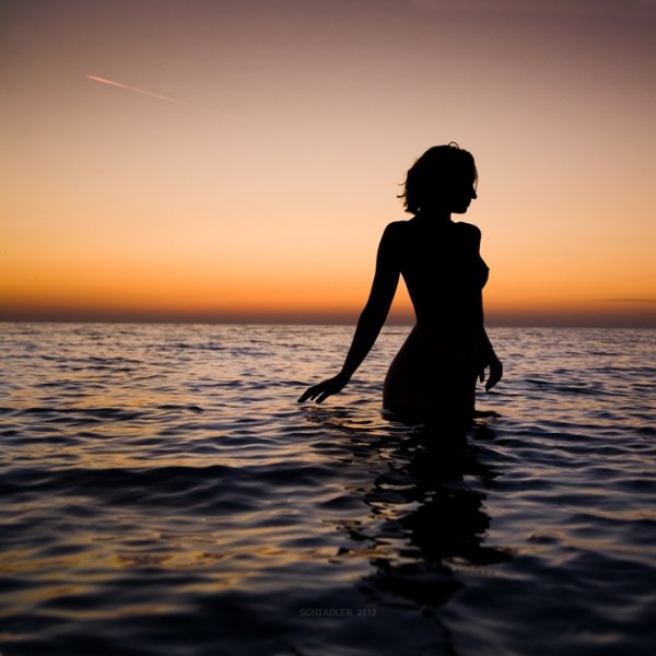 Женский силуэт с короткой стрижкой