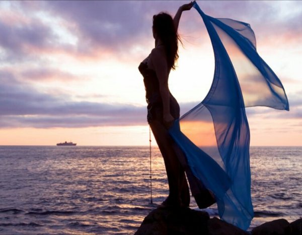 Девушка бежит в море