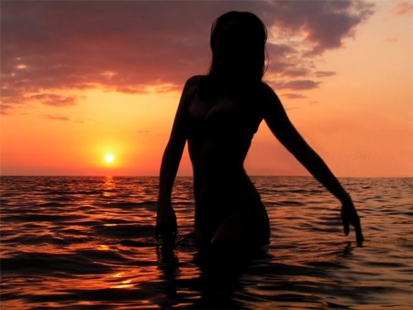 Красивые фото девушек на море со спины