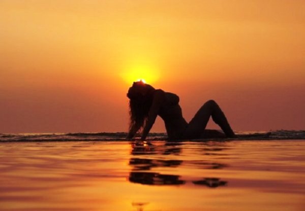 Девушка уходящая в море