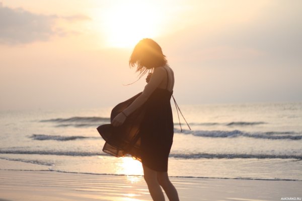 Девушка на берегу моря