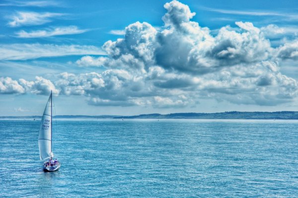 Море небо парусник