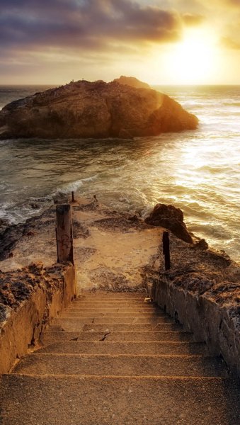 Каменные ступени к морю