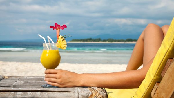 Девушка с чемоданом на море