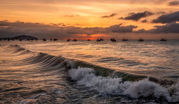 Красивое волнующееся море