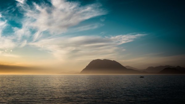 Фон панорама на два монитора море с горой медведь