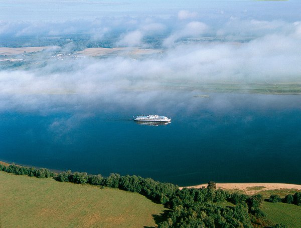 Река Волга впадает в Каспийское море