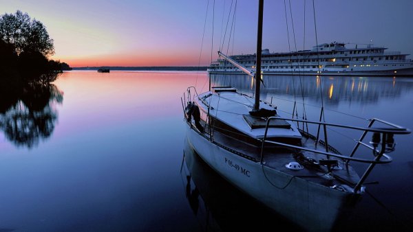 Яхта на реке