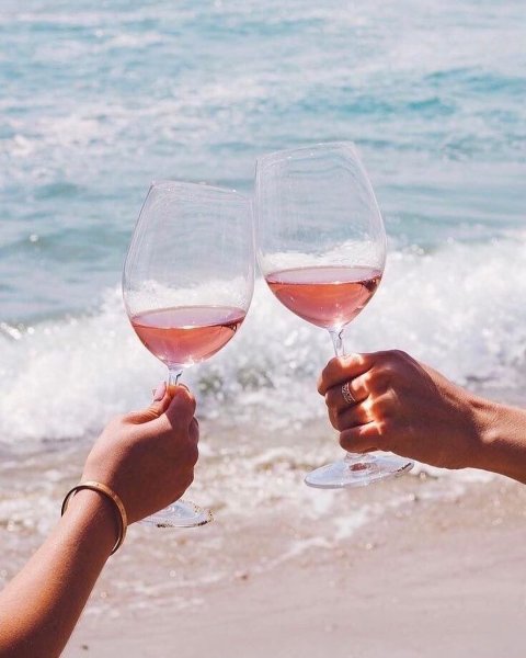 Два бокала на фоне моря