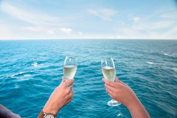 Шампанское на фоне моря