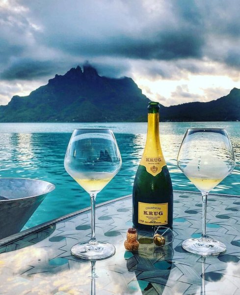 Бокал шампанского на море