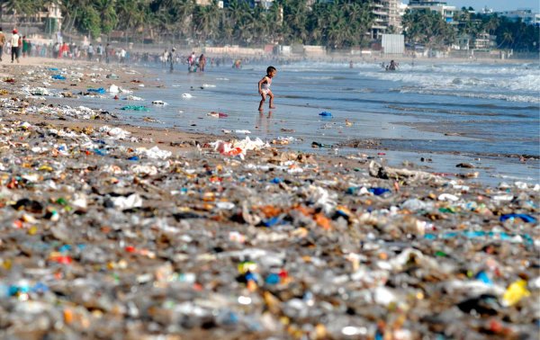 Грязный пляж