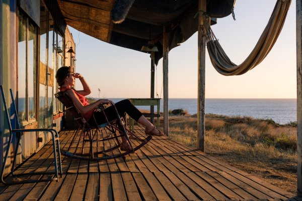 Мужчина и женщина на море