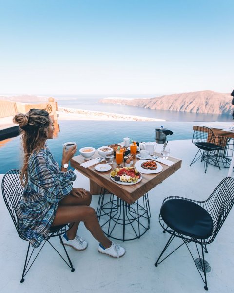 Завтрак на море девушка