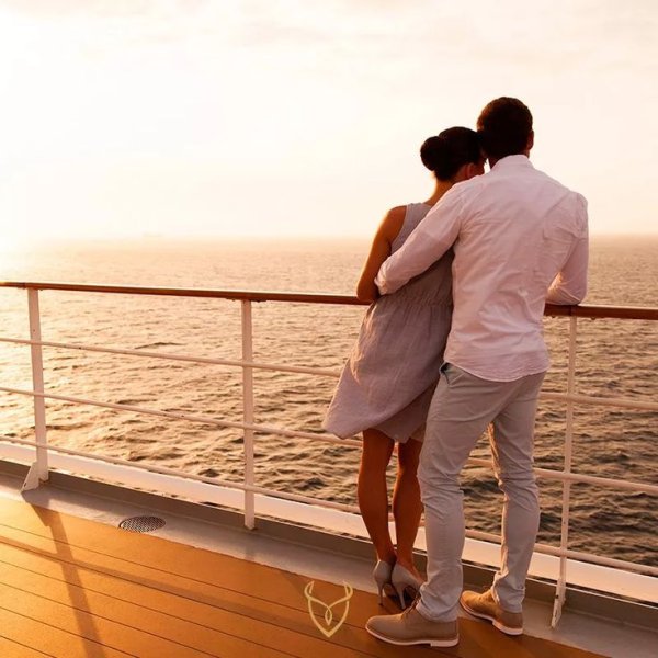 Мужчина и женщина на море