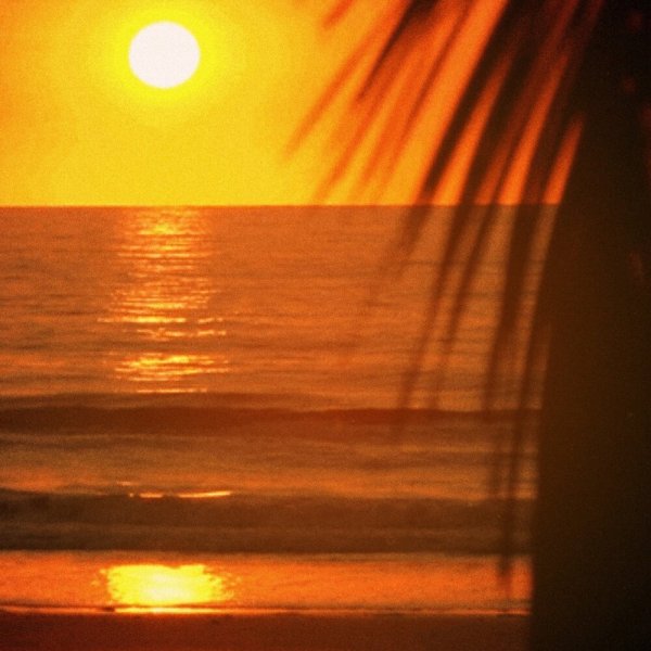 Вечерние лучи солнца на море