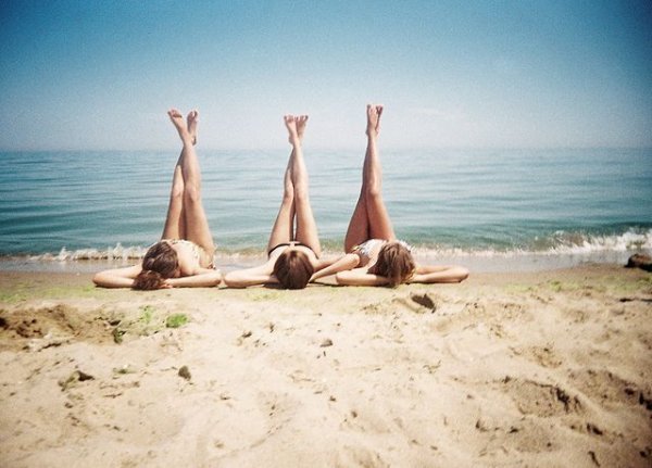 Позы на пляже для двух девушек