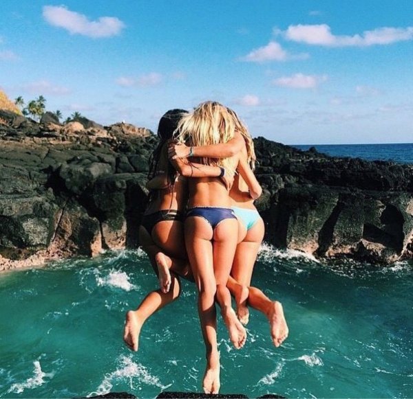 Три подруги на море