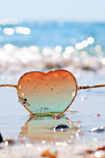 Солнечные очки на пляже