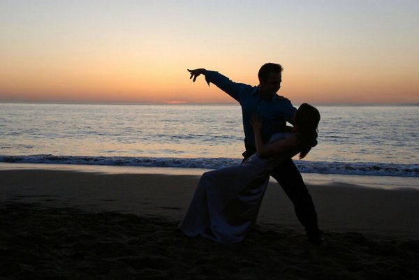 Танцы на берегу моря