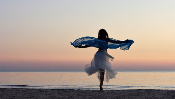 Девушка кружится в танце