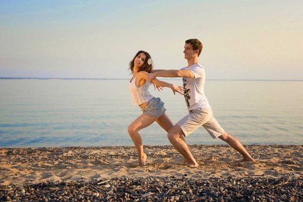 Танцы на берегу моря