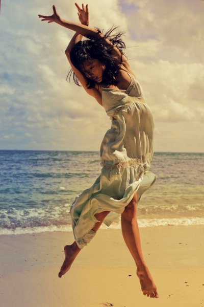 Танцующая женщина