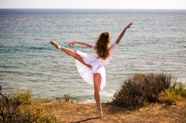 Танцующая девушка у моря