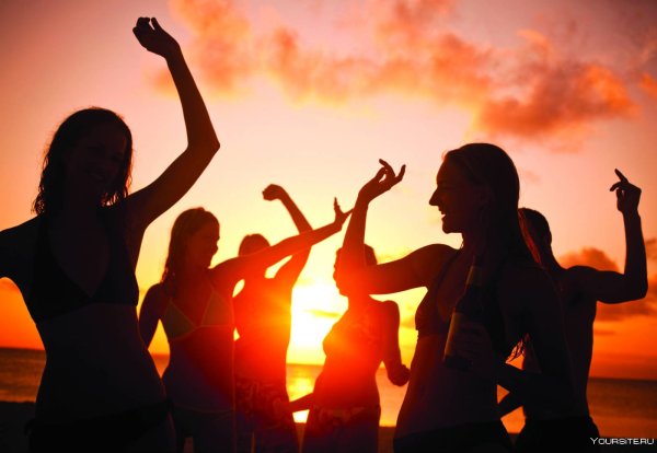 Девушка танцует на берегу моря