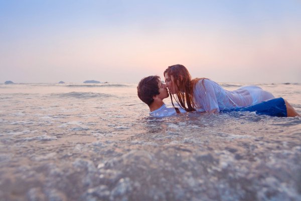 Влюбленные пары на море