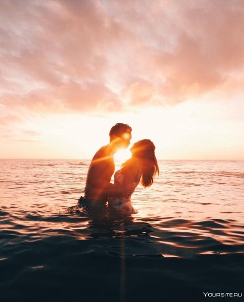 Влюбленная пара на море