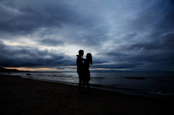 Влюбленные на закате