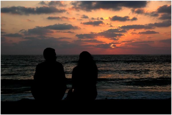 Пара на фоне звездного неба