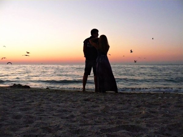 Костер на берегу моря романтика