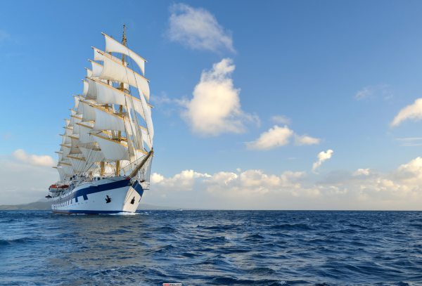 Парусник в море