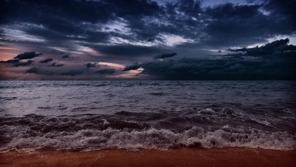 Темный берег моря