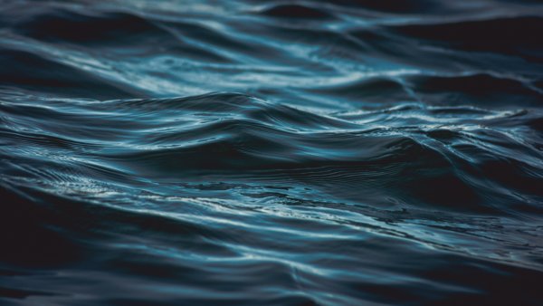 Темно синяя вода
