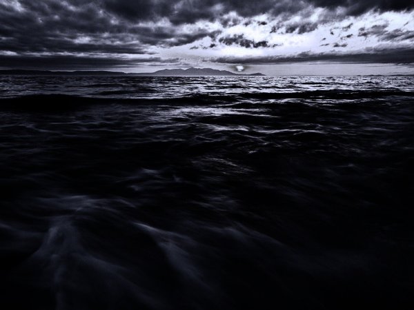 Очень темное море