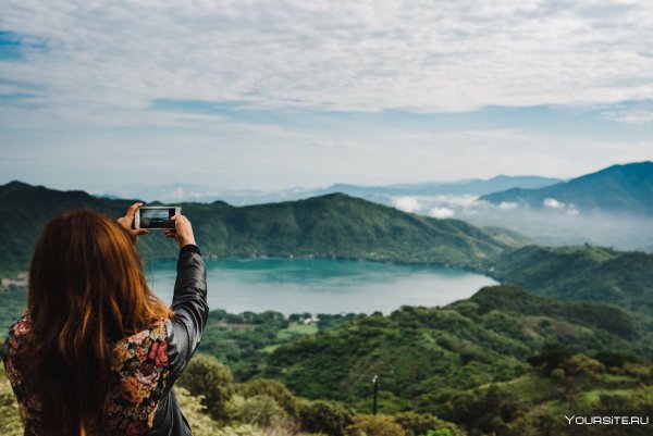 Девушка с фотоаппаратом в горах