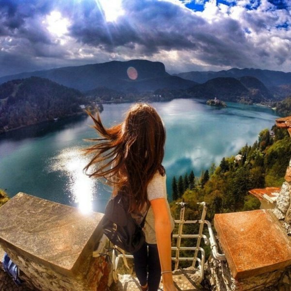 Девушка в горах со спины