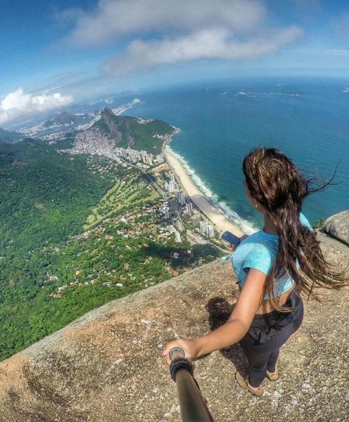 Девушка на обрыве