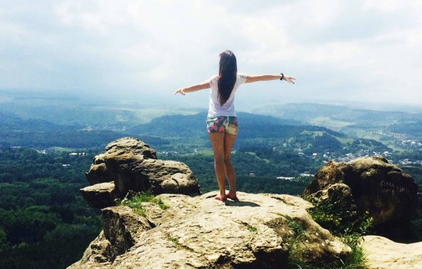 Девушка на вершине скалы