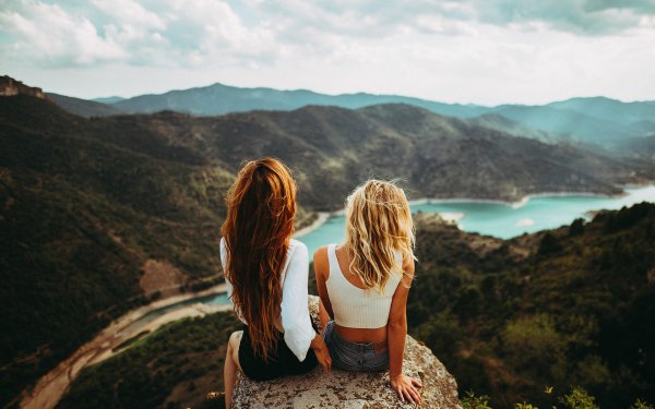 Подруги со спины