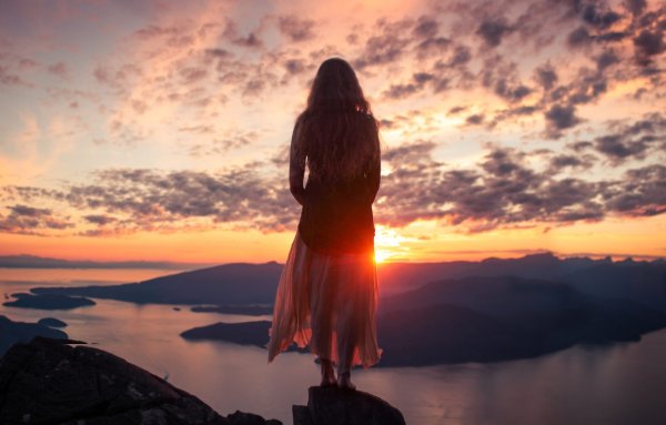 Девушка на рассвете