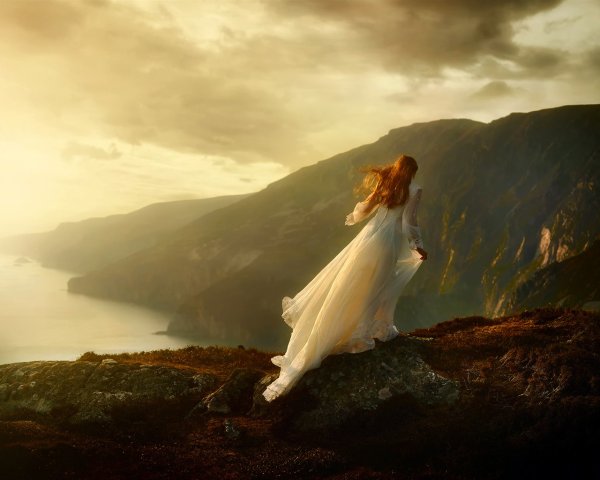 Девушка на обрыве скалы