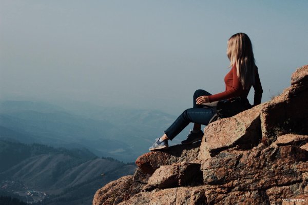 Сидит на горе