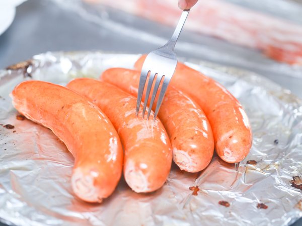 Сардельки на тарелке