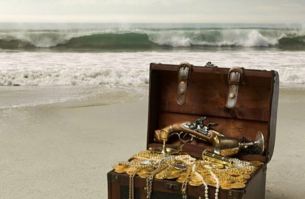Сундук с сокровищами на берегу